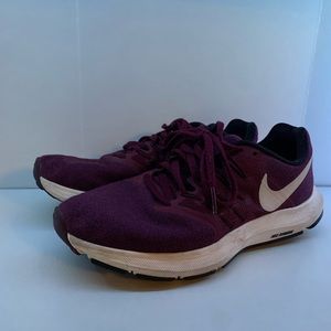 Nike Run Swift, Burgundy/White - Size 7 (Women)